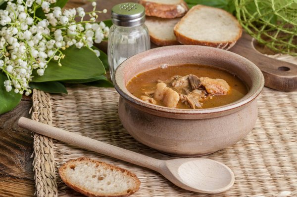 Quels sont les secrets pour un parfait goulash hongrois riche en saveurs ?